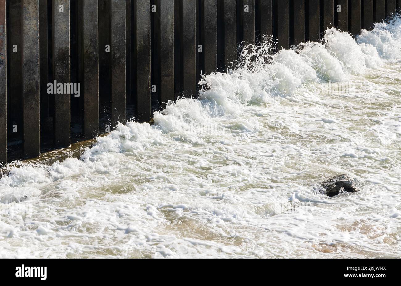 Onde di riva che si infrangono sulla parete del molo di cemento. Costa del Mar Baltico, Zelenogradsk, Russia Foto Stock
