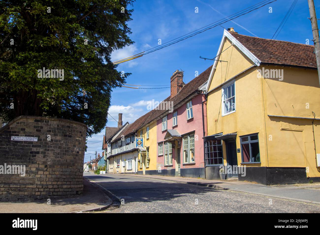 Colorati edifici storici nel villaggio di Bildeston a Suffolk, Regno Unito Foto Stock