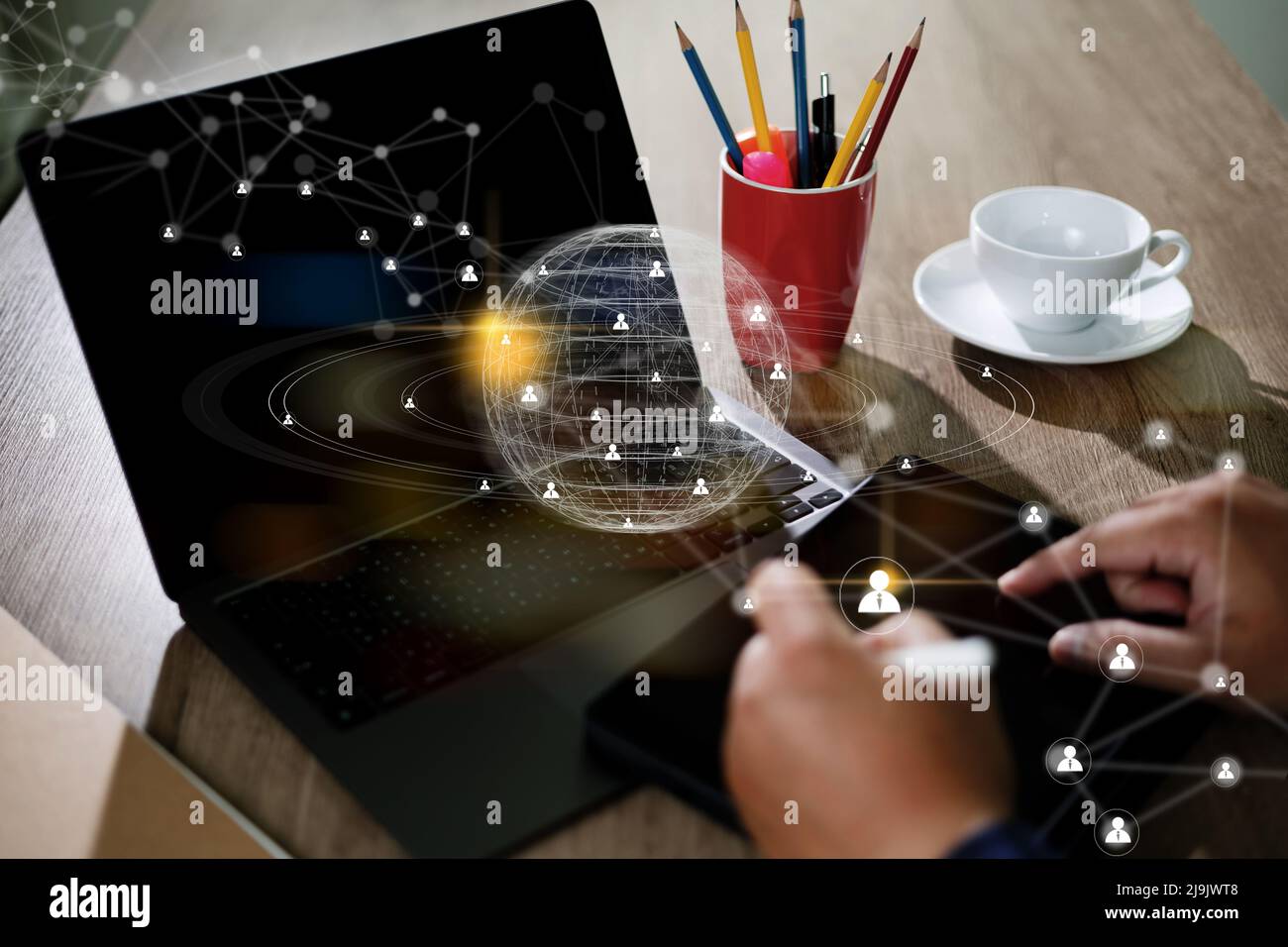 Business Global Internet Connection businessman che utilizza il telefono per la comunicazione con la tecnologia delle applicazioni Smart City e IoT (Internet delle cose) Foto Stock