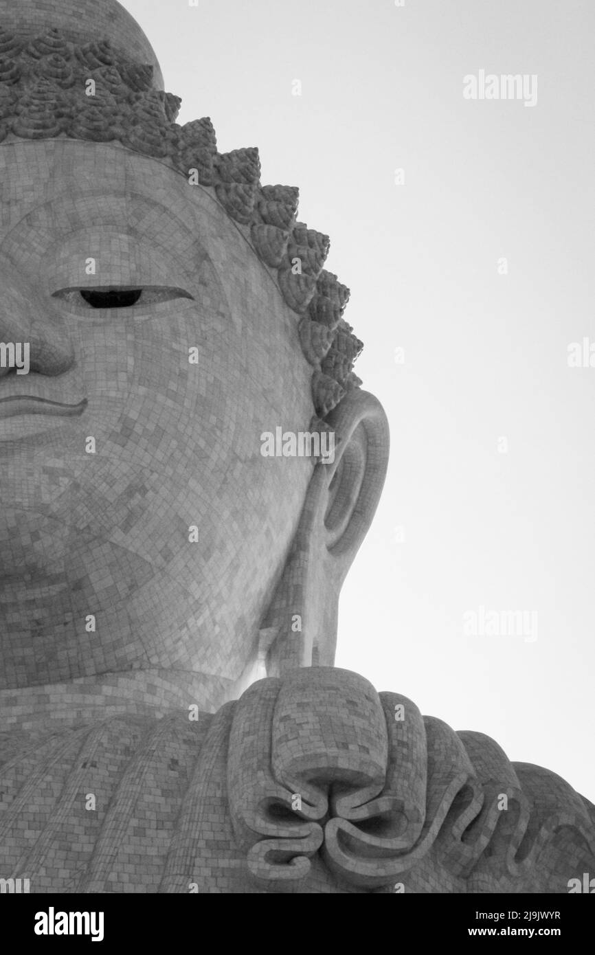 Phuket Grande statua del Buddha mezzo volto ritratto seduto in cima Nakkerd Hill nella più grande isola della Thailandia. Monumento buddhista Ming Mongkol Foto Stock