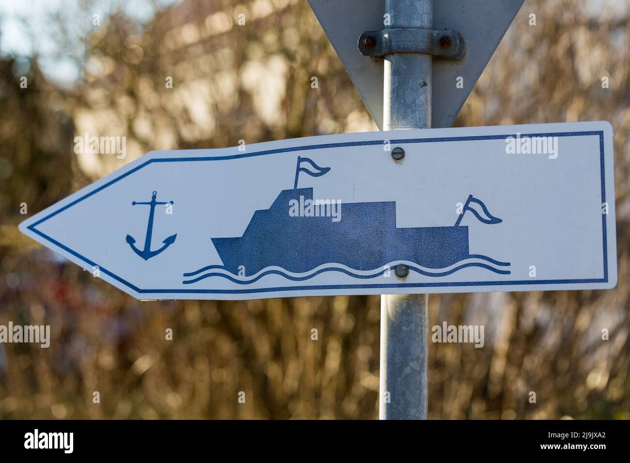 Ammersee, Germania - Mar 8, 2022: Cartello con una barca nera e un ankor. Indica la direzione verso il molo dell'imbarcazione successivo. Simbolo per la realizzazione di un tr imbarcazione Foto Stock