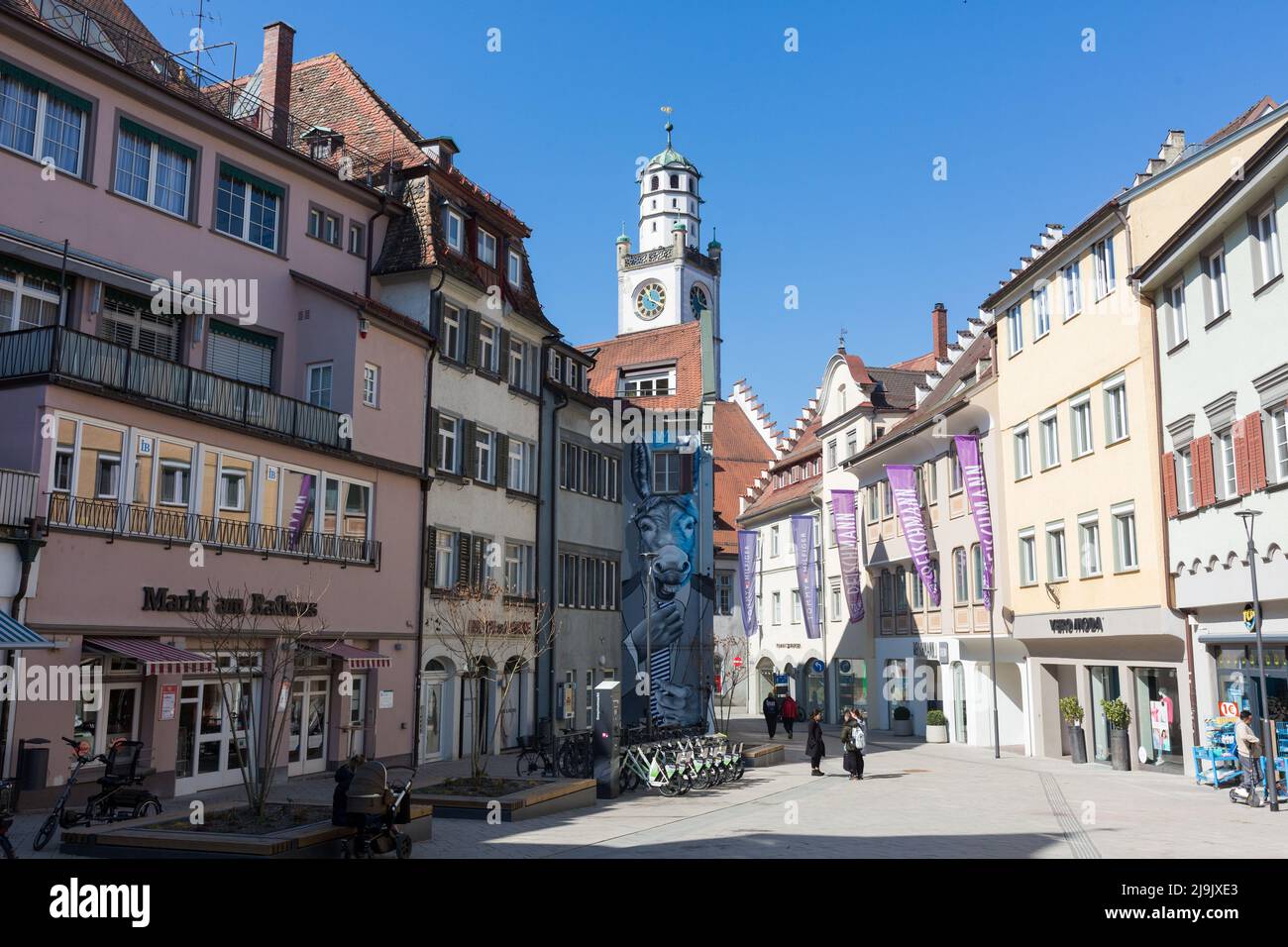 Ravensburg, Germania - Mar 23, 2022: Zona pedonale nel centro della città di Ravensburg. La torre sullo sfondo si chiama Blaserturm. Foto Stock