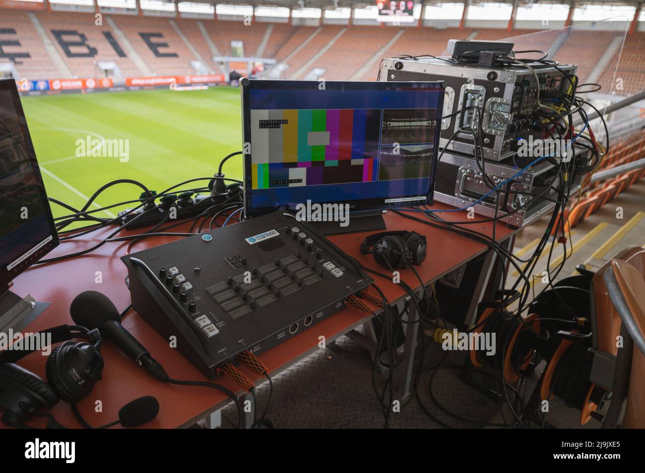 LUBIN, POLONIA - 14 MAGGIO 2022: Partita di calcio polacco PKO Ekstraklasa tra KGHM Zaglebie Lubin vs Rakow Czestochowa. Posizione del commentatore con equippm Foto Stock