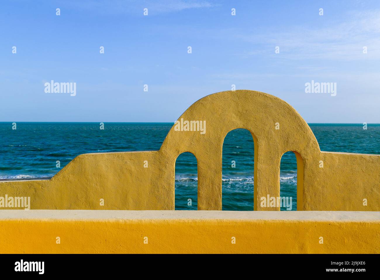 Parete gialla e oceano Foto Stock