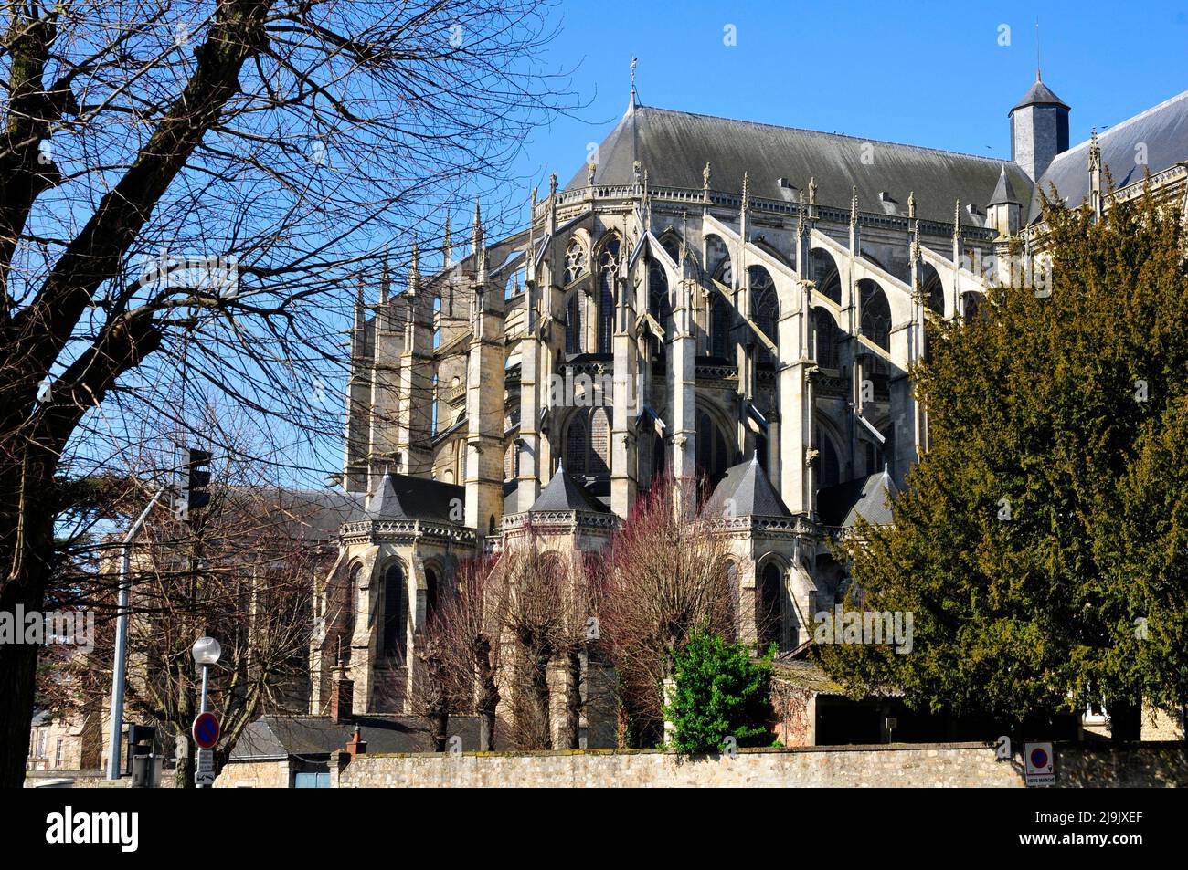 Cattedrale Romana di Saint Julien a Le Mans sul cielo azzurro sfondo, Pays de la Loire regione nel nord-ovest della Francia Foto Stock