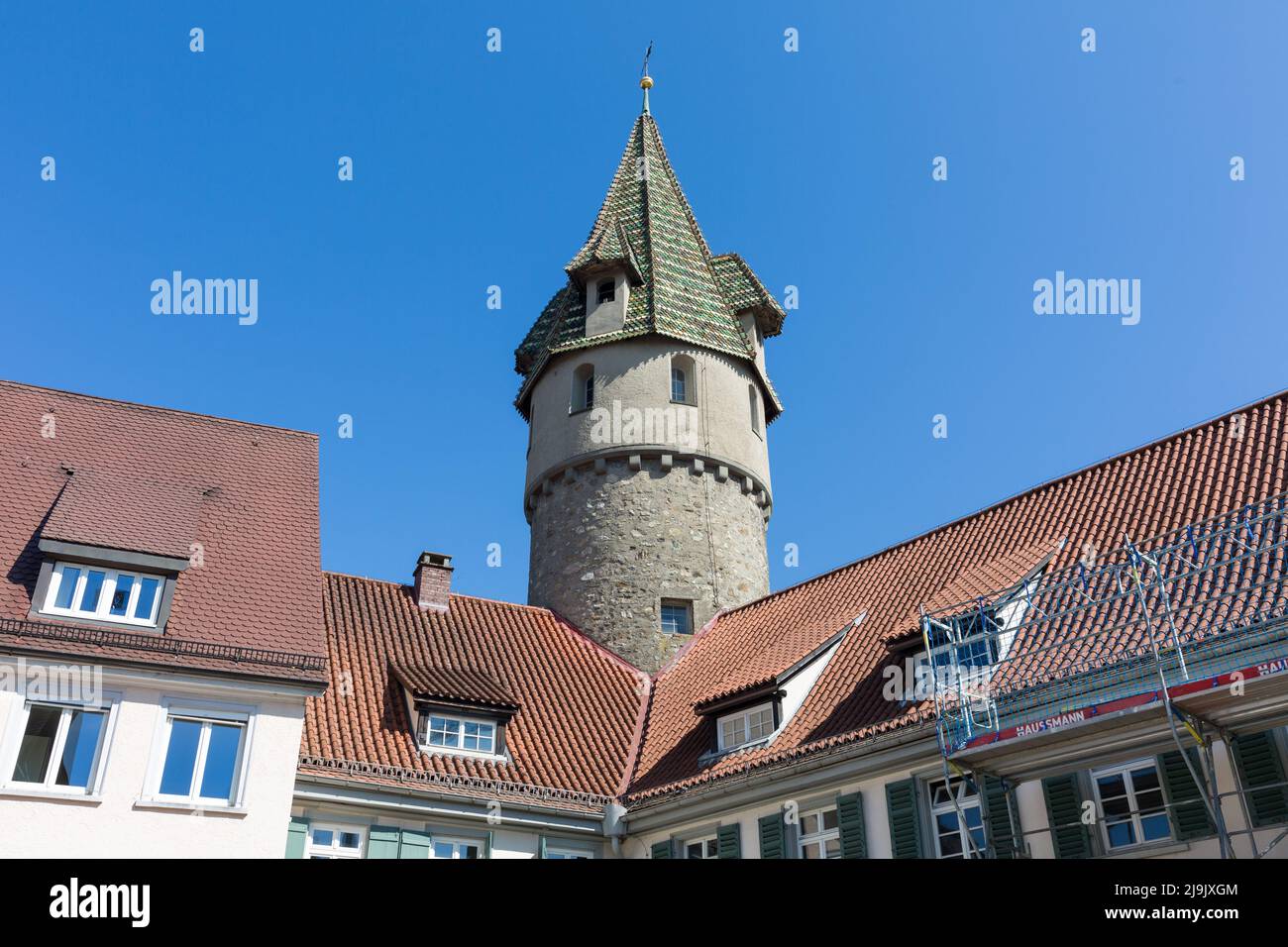 Ravensburg, Germania - Mar 23, 2022: Vista sul 'Grüner Turm' (torre verde). Un edificio storico nel centro di Ravensburg. Foto Stock