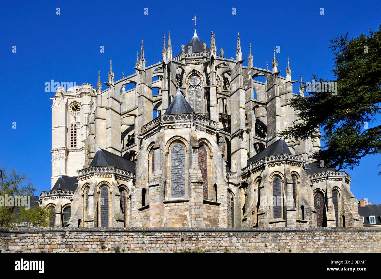 Cattedrale Romana di Saint Julien a Le Mans sul cielo azzurro sfondo, Pays de la Loire regione nel nord-ovest della Francia Foto Stock