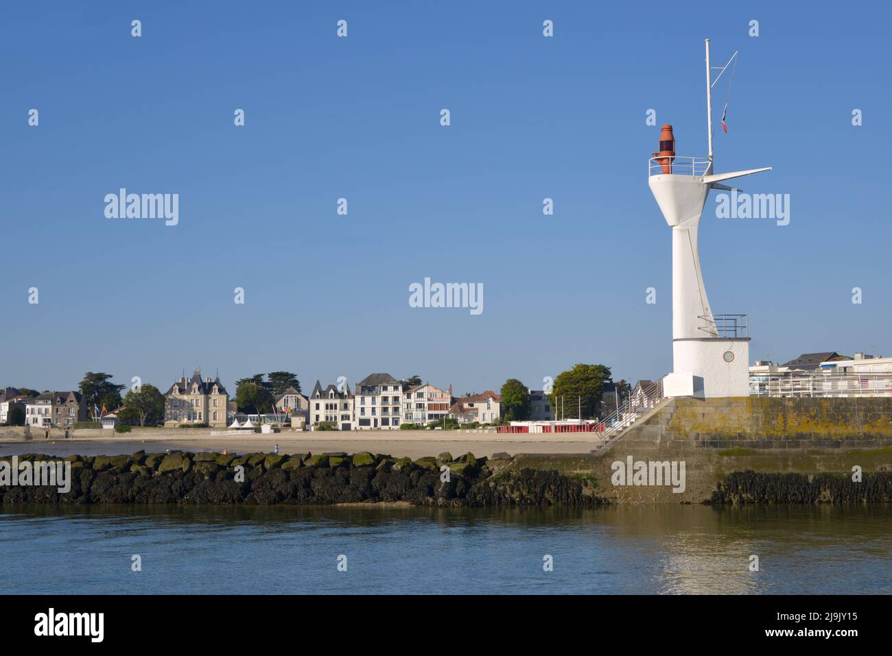 Faro moderno di le Pouliguen visto dal lato della Baule nella regione Pays de la Loire nella Francia occidentale Foto Stock