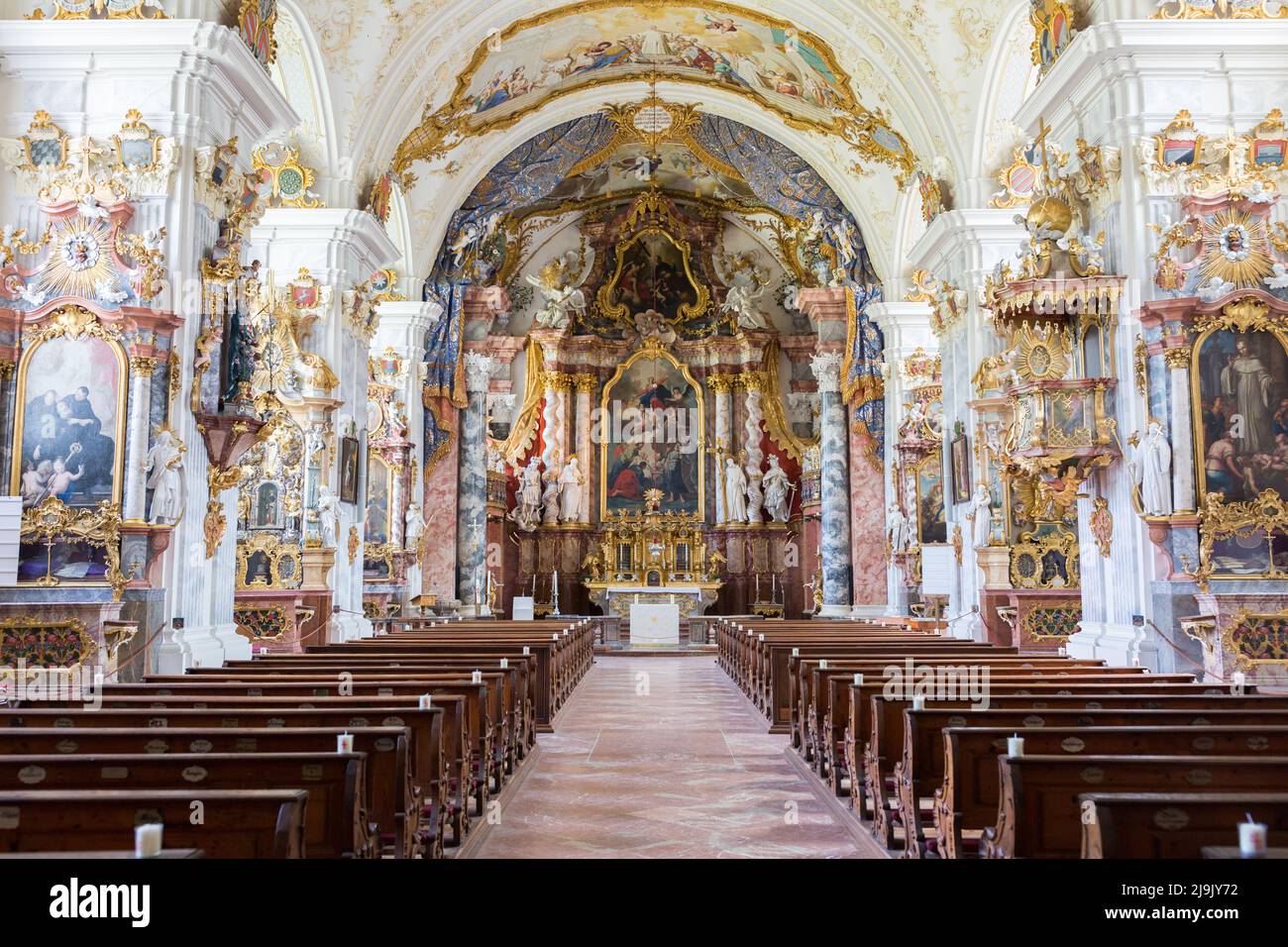 Raitenhaslach, Germania - Lug 25, 2021: Interno della chiesa di San Giorgio e Pankratius. Con numerosi ornamenti barocchi. Foto Stock
