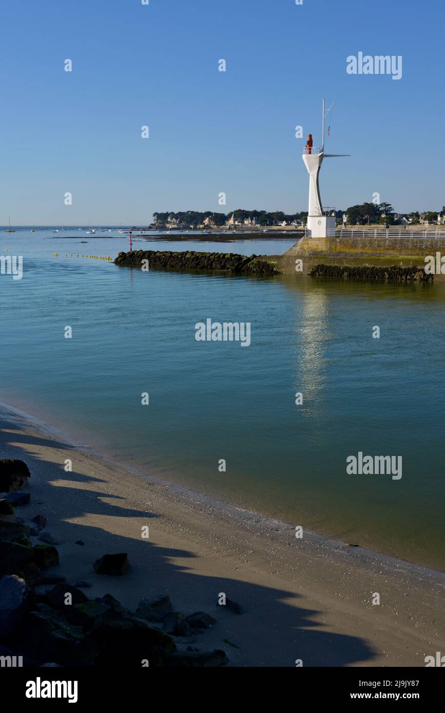 Faro moderno di le Pouliguen visto dal lato della Baule nella regione Pays de la Loire nella Francia occidentale. Foto Stock