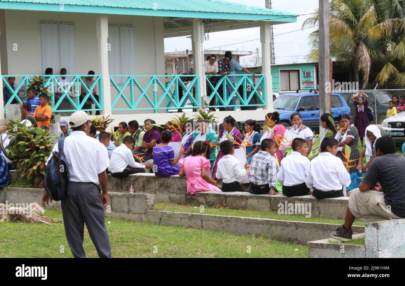 PUNTA GORDA, BELIZE - 28 LUGLIO 2015 Maya protesta le folle presso la corte durante il caso della Santa Cruz 13 accusato di falsa prigione Foto Stock