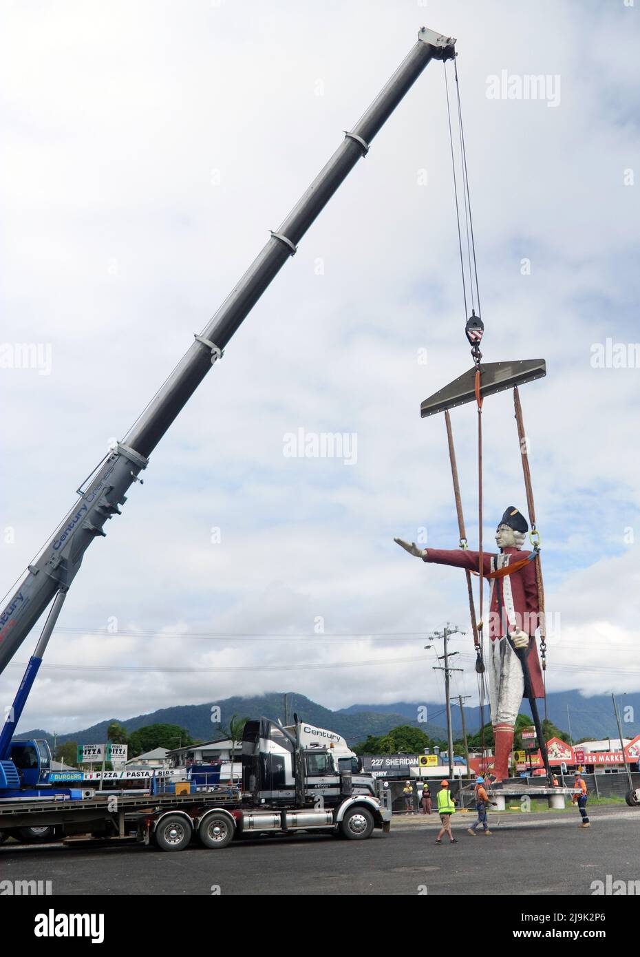 24 maggio 2022, Cairns, Queensland, Australia – la famigerata statua in cemento di Capitano Cook alta 8 metri che dà un apparente saluto nazista è finalmente rimosso Foto Stock