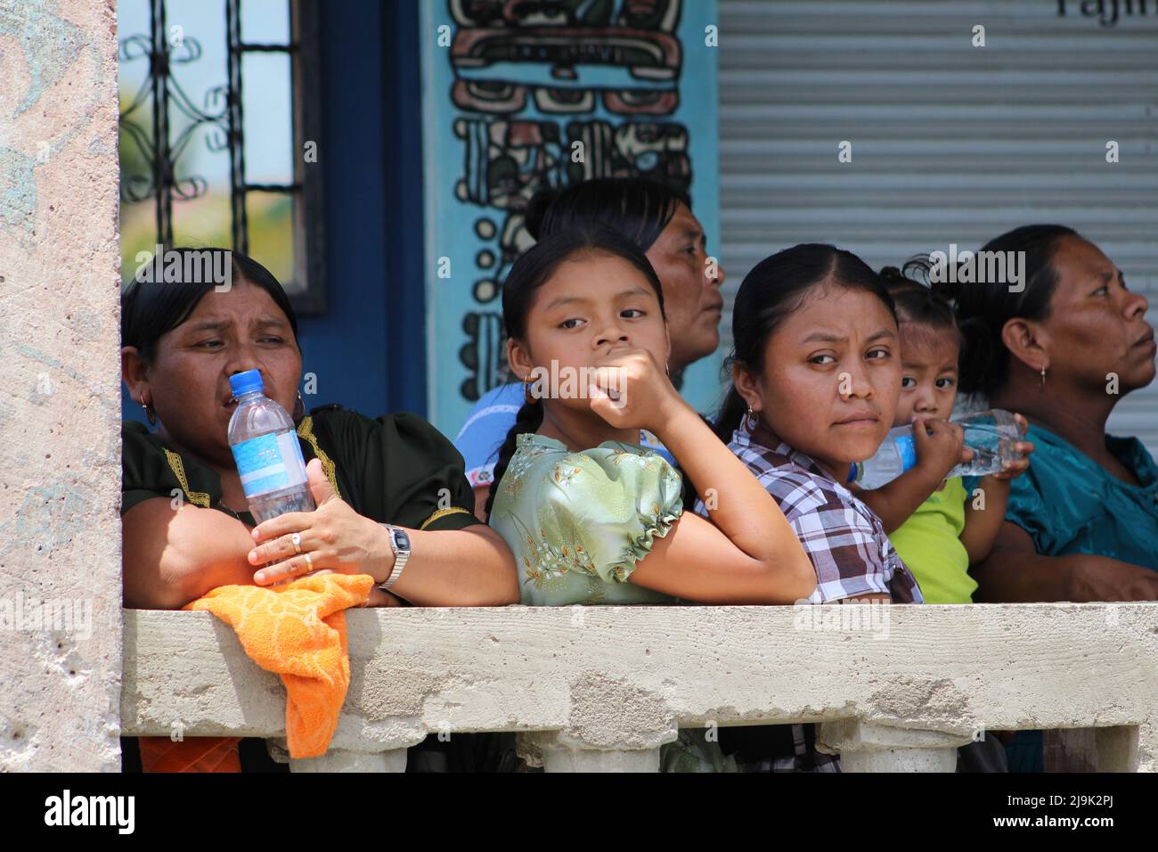 PUNTA GORDA, BELIZE - 28 LUGLIO 2015 donne e bambini in attesa presso la corte durante il caso della Santa Cruz 13 accusati di falsa prigione Foto Stock