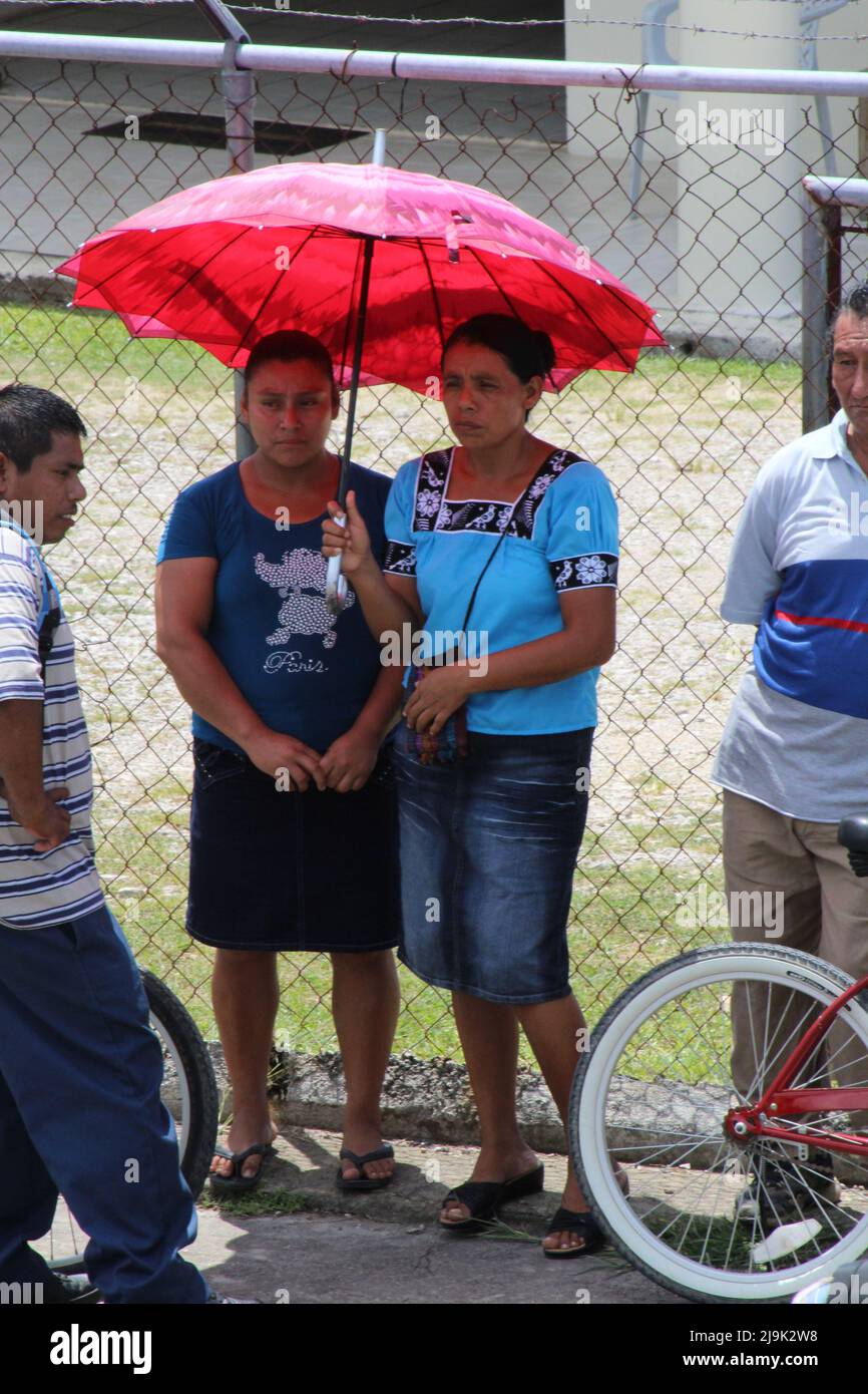 PUNTA GORDA, BELIZE - 28 LUGLIO 2015 donne in attesa all'ombra presso la corte durante il caso della Santa Cruz 13 accusate di falsa incarcerazione Foto Stock