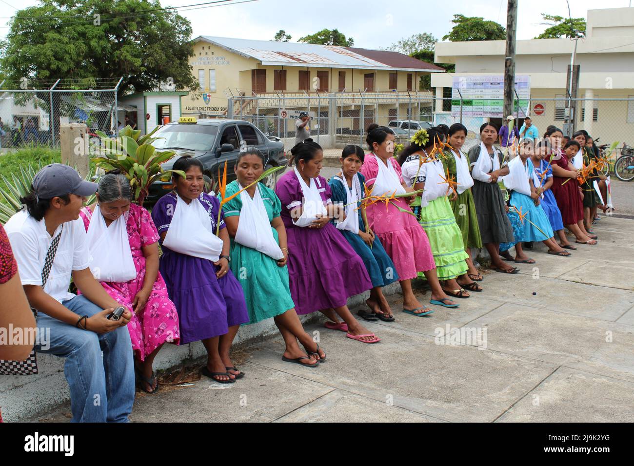 PUNTA GORDA, BELIZE - 28 LUGLIO 2015 donne con armi in imbracature protestano presso la corte durante il caso della Santa Cruz 13 accusato di falso Foto Stock