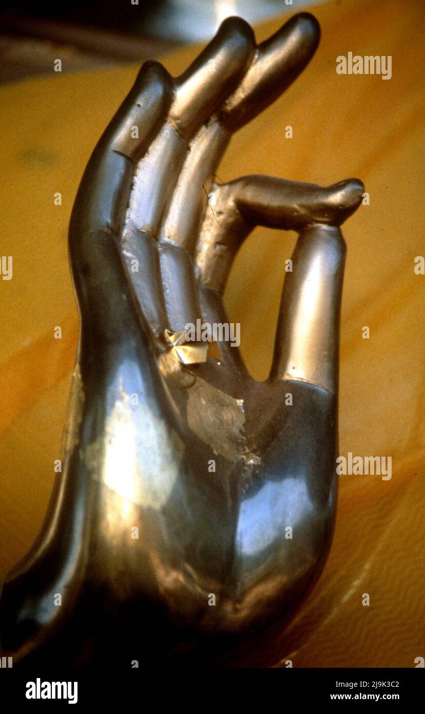 Gayan o Gyan mudra o chin-mudra gesto di mano nel buddismo. Tecnica di yoga per promuovere la meditazione. Foto Stock