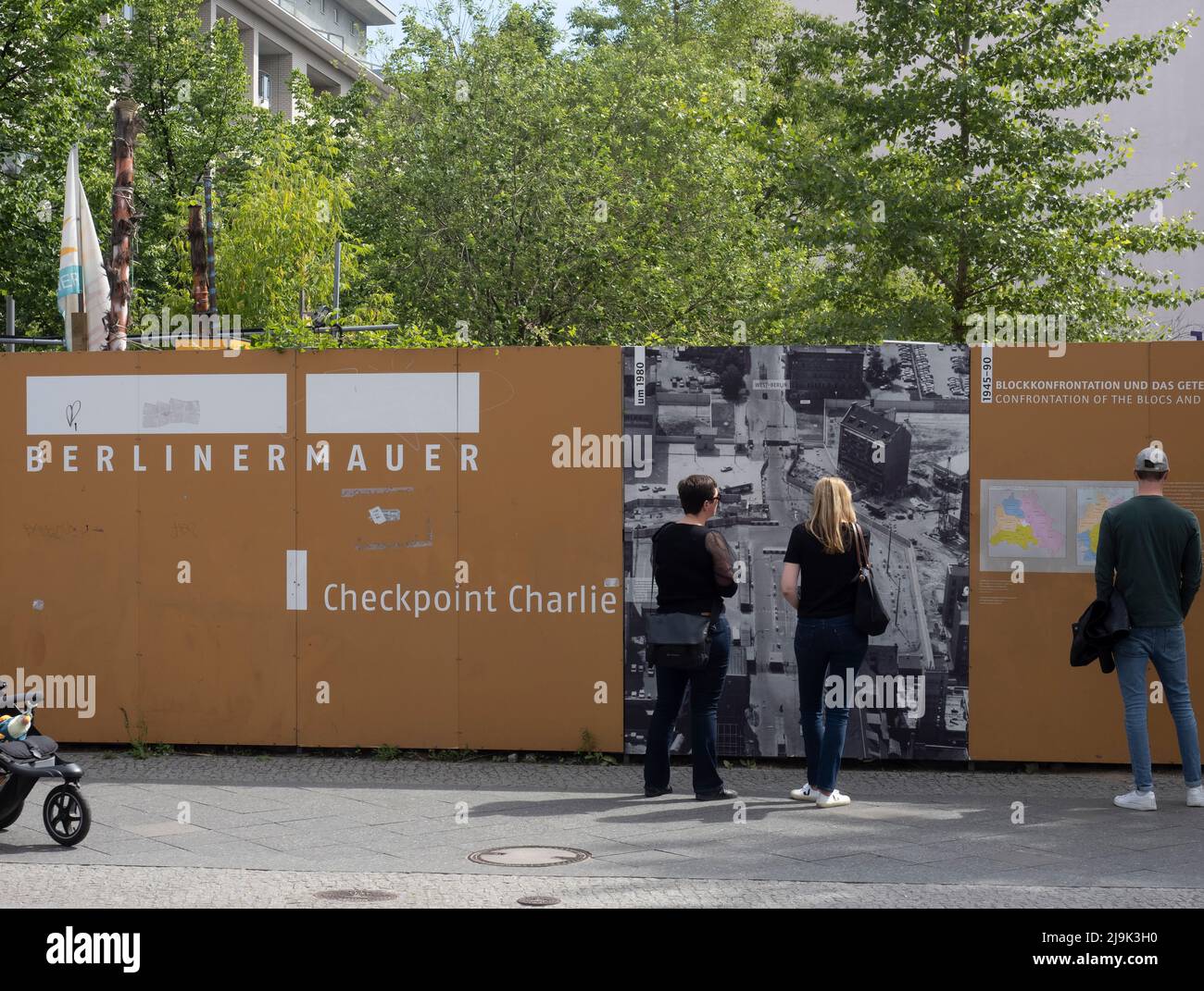 Berlino, Germania. 23rd maggio 2022. I passanti impareranno a conoscere il significato storico del sito su un muro al Checkpoint Charlie. Credit: Paul Zinken/dpa/Alamy Live News Foto Stock