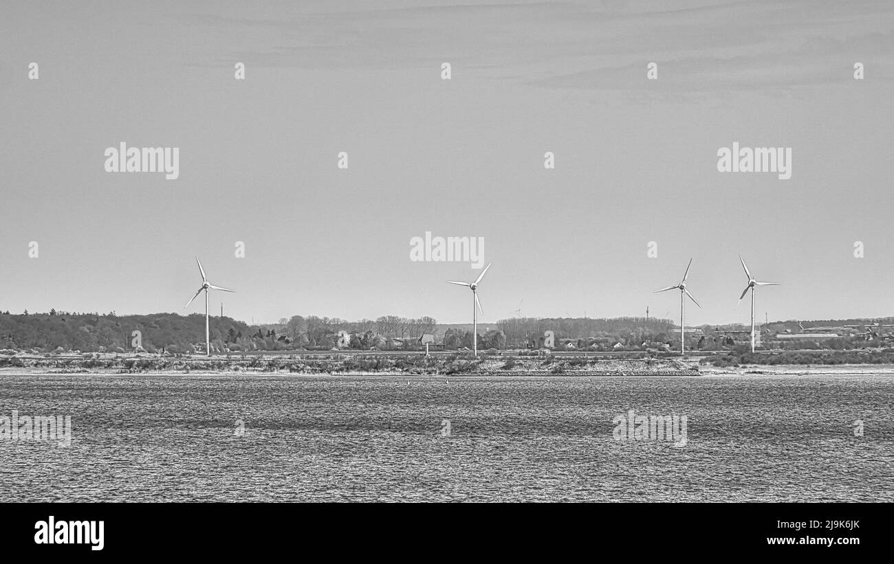 turbina eolica offshore in bianco nero. Energia verde del futuro. Alimentazione elettrica rinnovabile. Approvvigionamento energetico dal mare. Nella lotta contro il clima cha Foto Stock