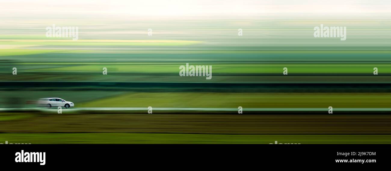 Auto guida veloce sulla strada asfaltata di campagna. Concetto di auto e di viaggio. Foto Stock
