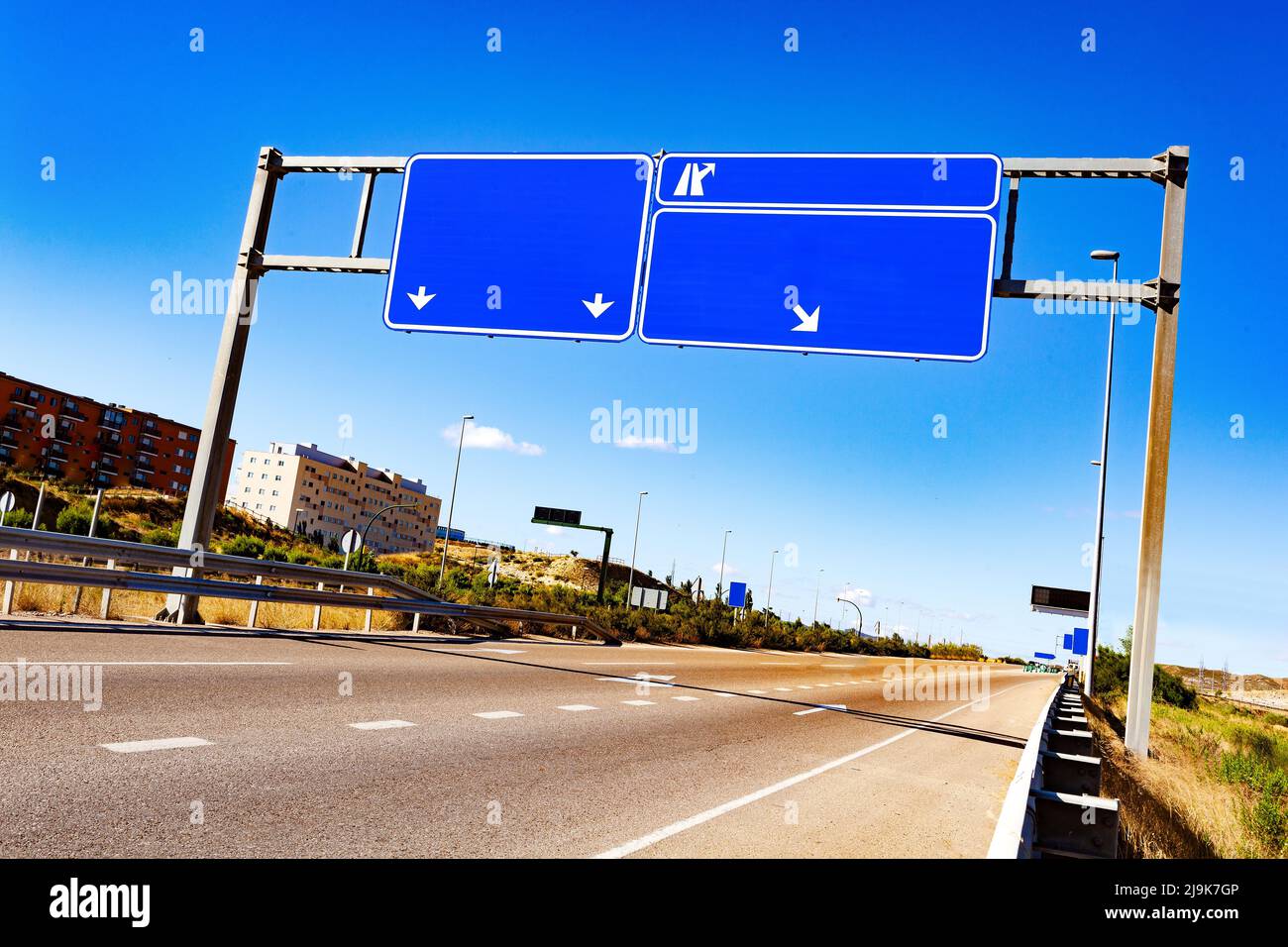 Strada vuota attraverso la città con segnaletica stradale vuota Foto Stock