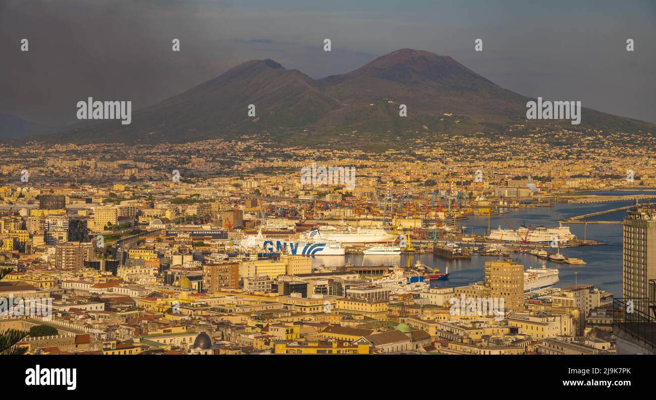 Panorama di Napoli.fuoco visibile nel centro della città Foto Stock
