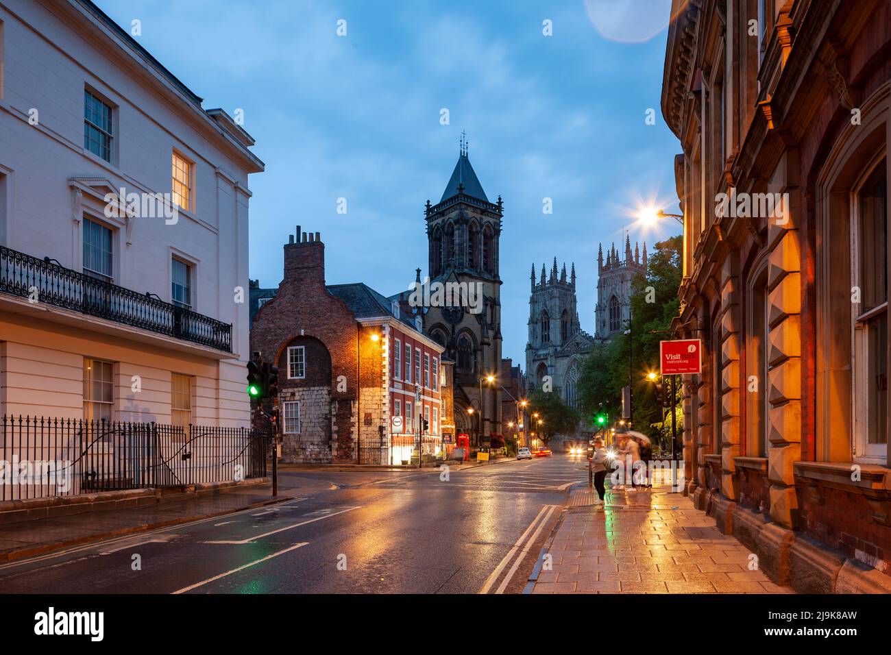 Serata a Museum Street nel centro di York, Inghilterra. York Oratory e Minster in lontananza. Foto Stock