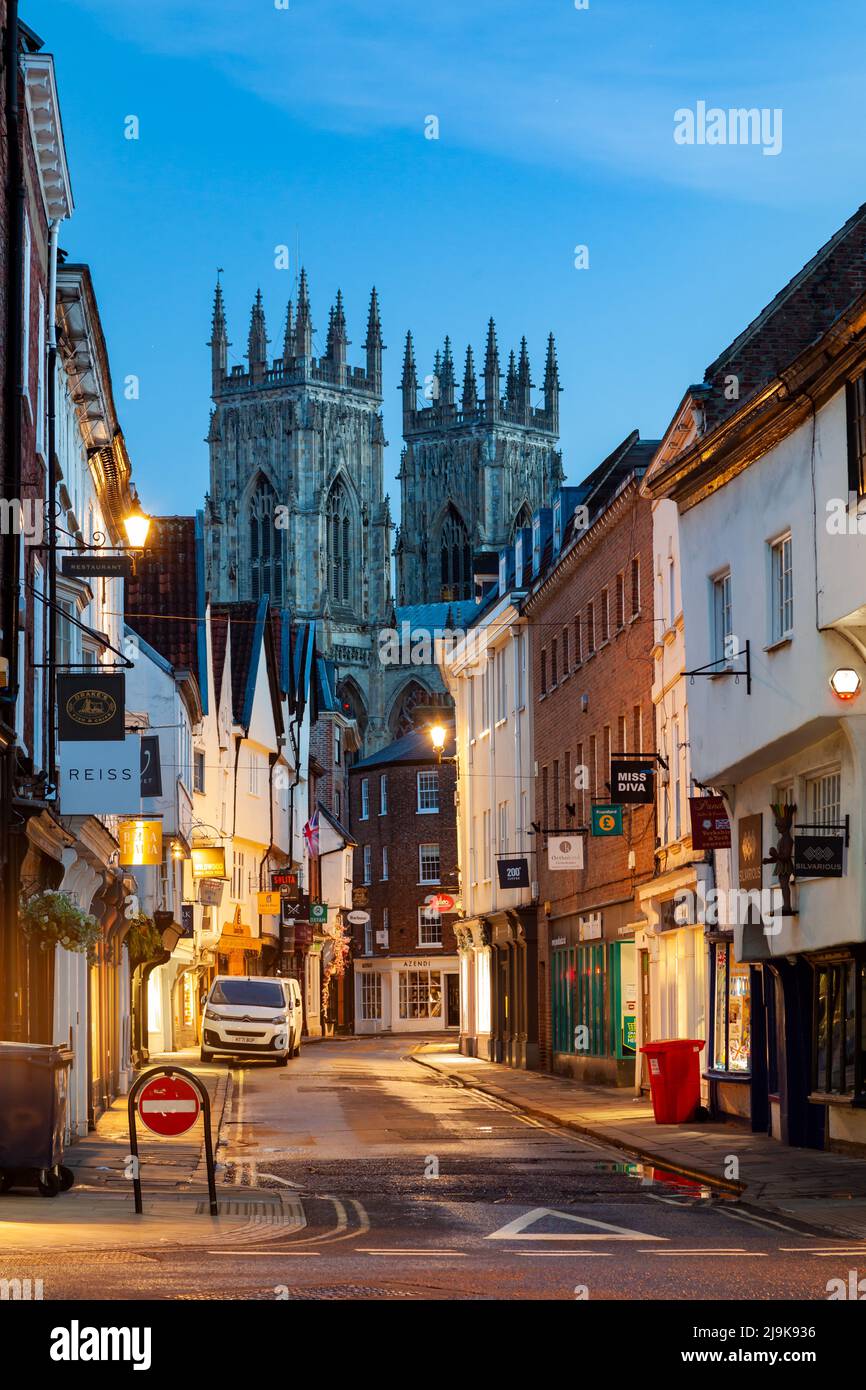 Dawn on Low Petergate nella città di York, Inghilterra. Foto Stock