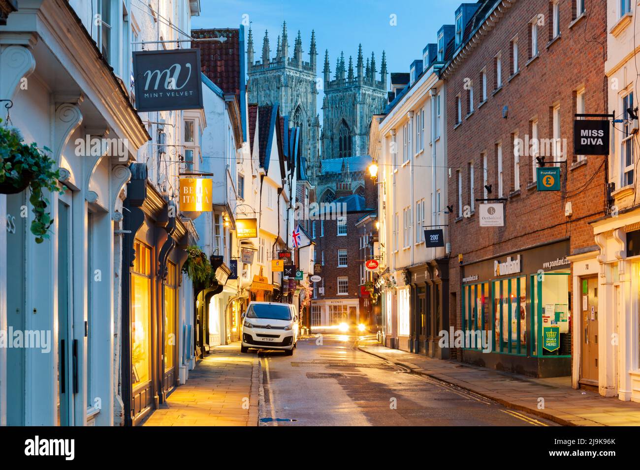 Dawn on Low Petergate a York, Inghilterra. Foto Stock