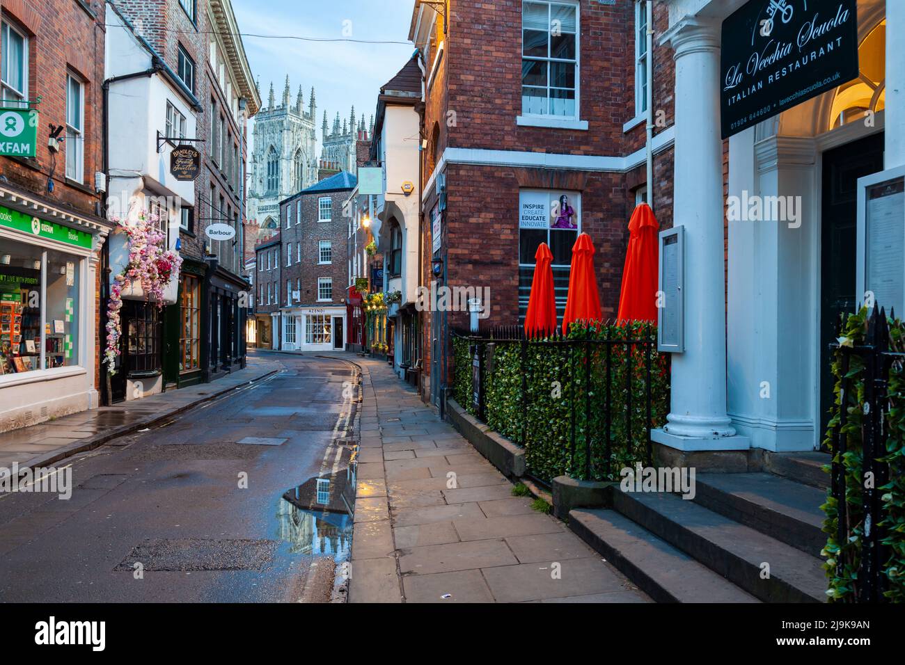 Dawn on Low Petergate a York, Inghilterra. Foto Stock