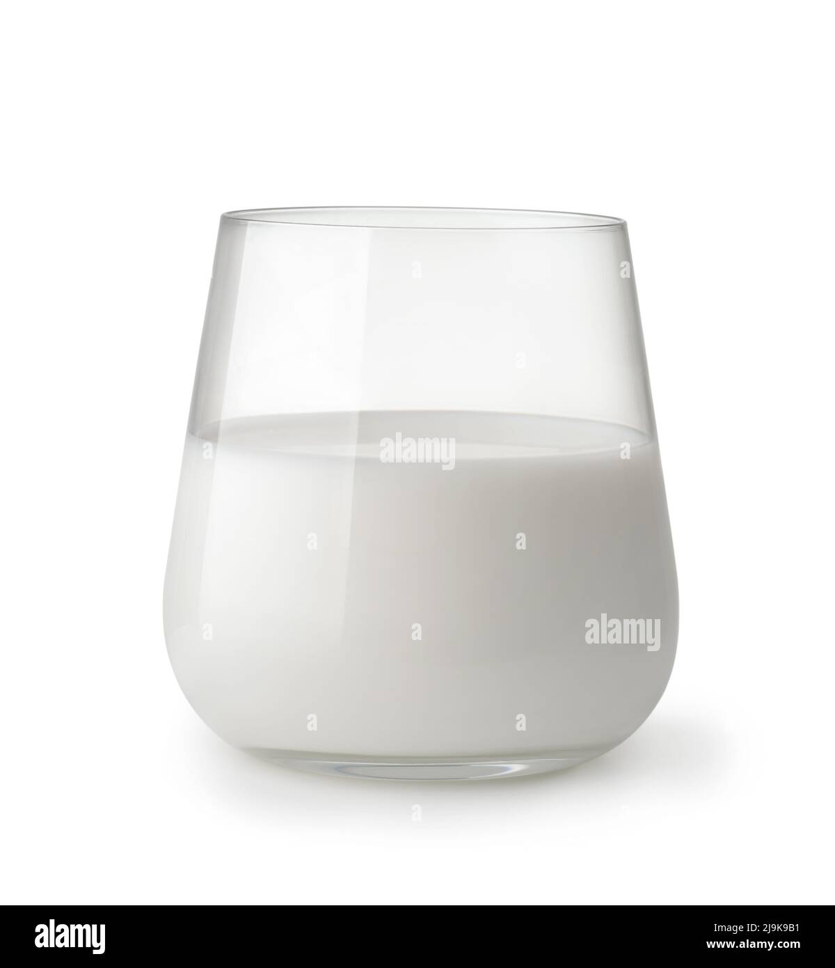 Vista frontale del latte fresco in vetro arrotondato isolato su bianco Foto Stock