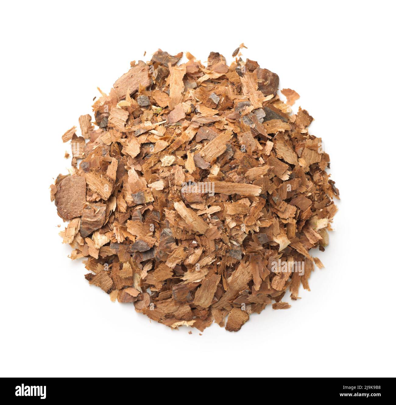 Vista dall'alto di pacciame di corteccia di pino isolato su bianco Foto Stock