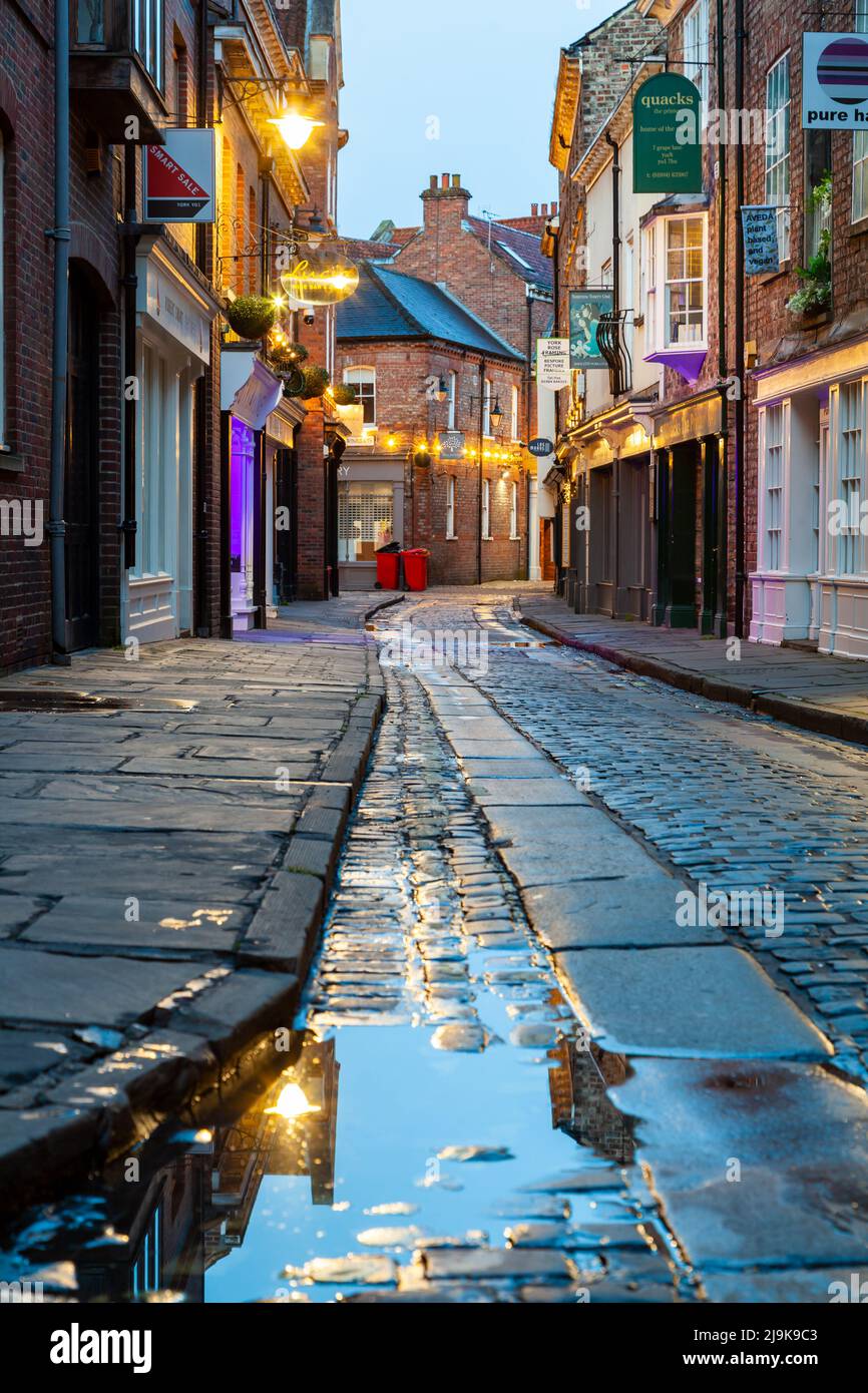 Dawn on Grape Lane nel centro storico di York, North Yorkshire, Inghilterra. Foto Stock