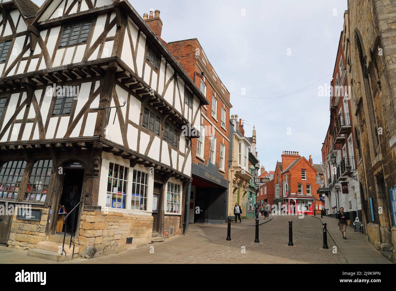 Baillate, una strada acciottolata con i suoi piccoli ristoranti e negozi vicino alla Cattedrale di Lincoln, Lincoln, Regno Unito Foto Stock