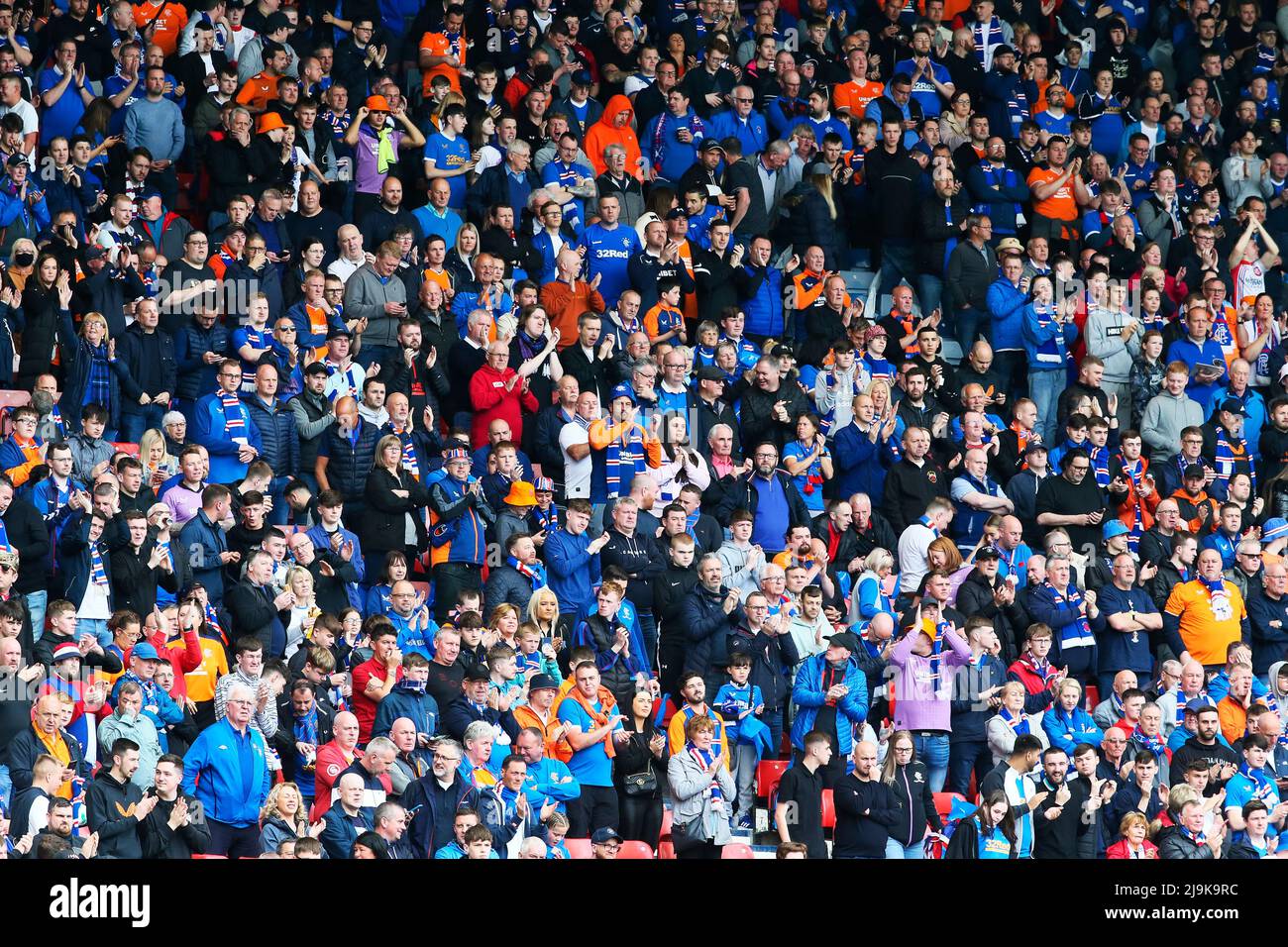 I tifosi del Rangers FC sul terrazzamento allo stadio Hamden Park di Glasgow alla finale della Scottish Cup. Scozia, Regno Unito Foto Stock