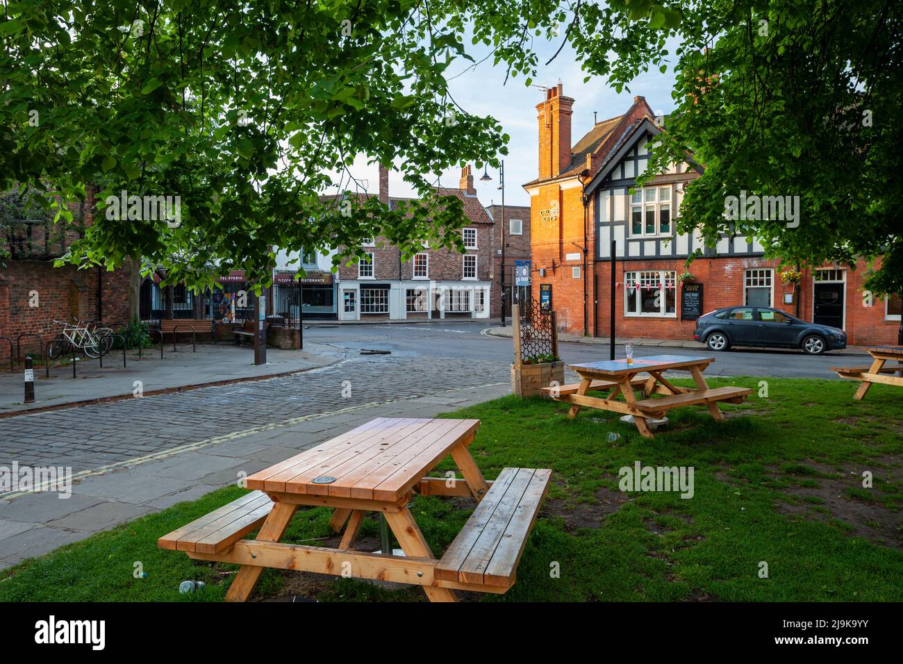 Mattina di primavera al College Green a York, Inghilterra. Foto Stock