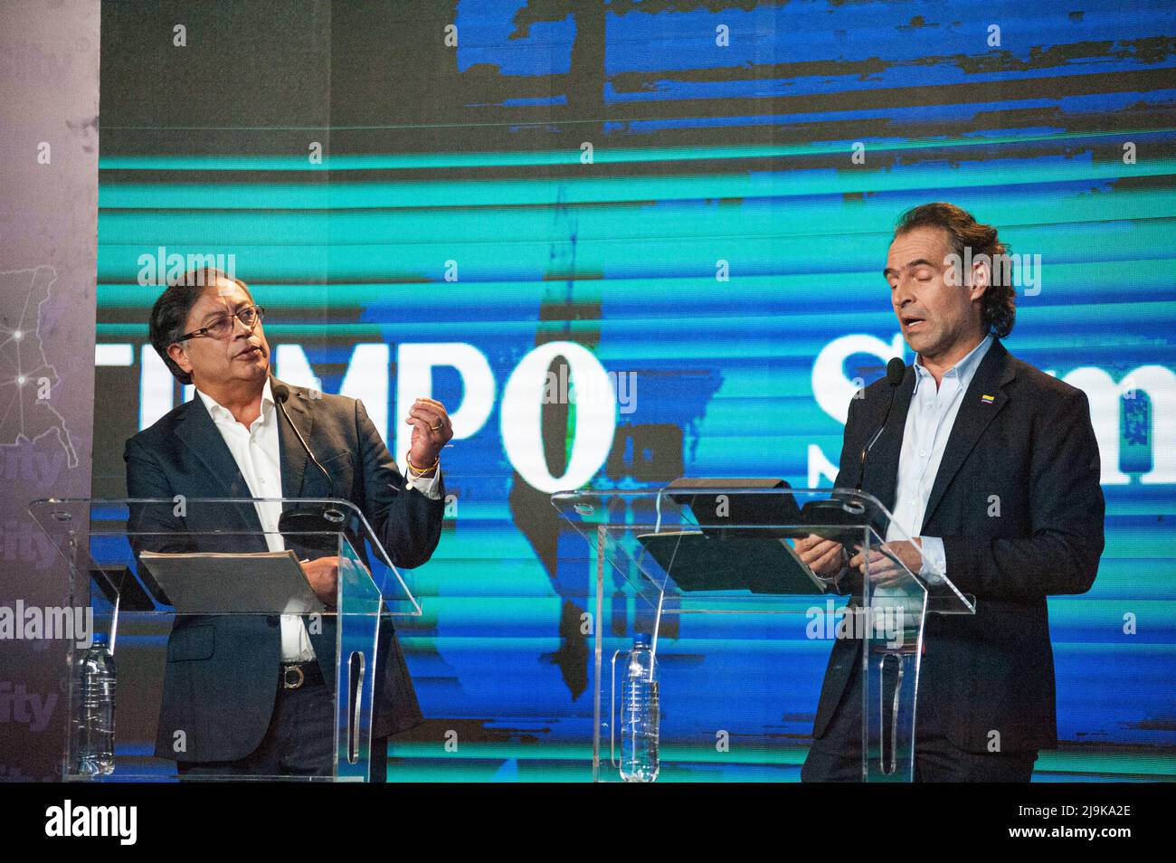 Il candidato presidenziale Gustavo Petro per l'alleanza politica 'Patto Historico' (sinistra) reagisce a Federico 'fico' Gutierrez (destra) durante l'ultimo t Foto Stock