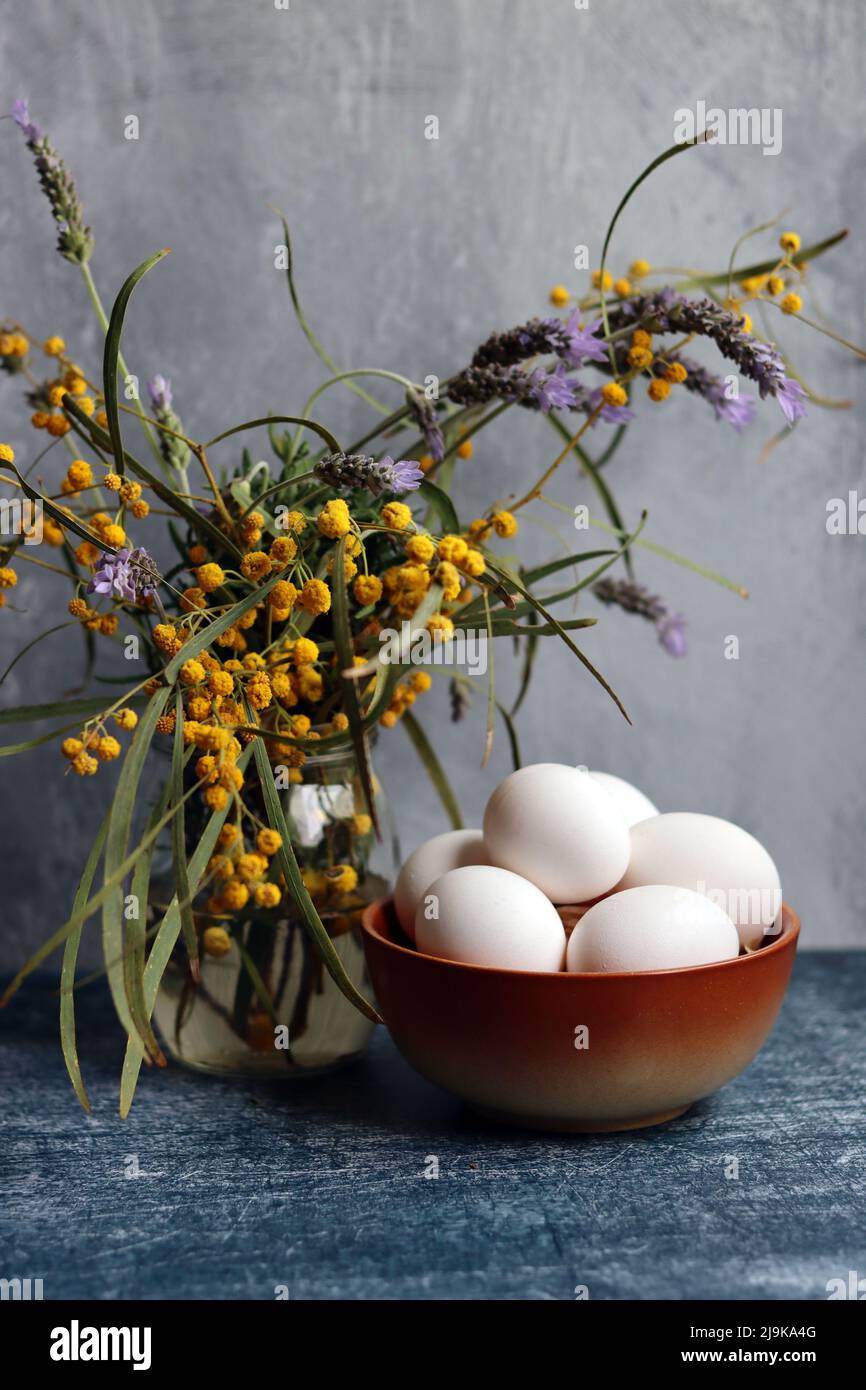 Composizione semplice ancora vita con le uova. Disegno della carta di Pasqua. Foto Stock