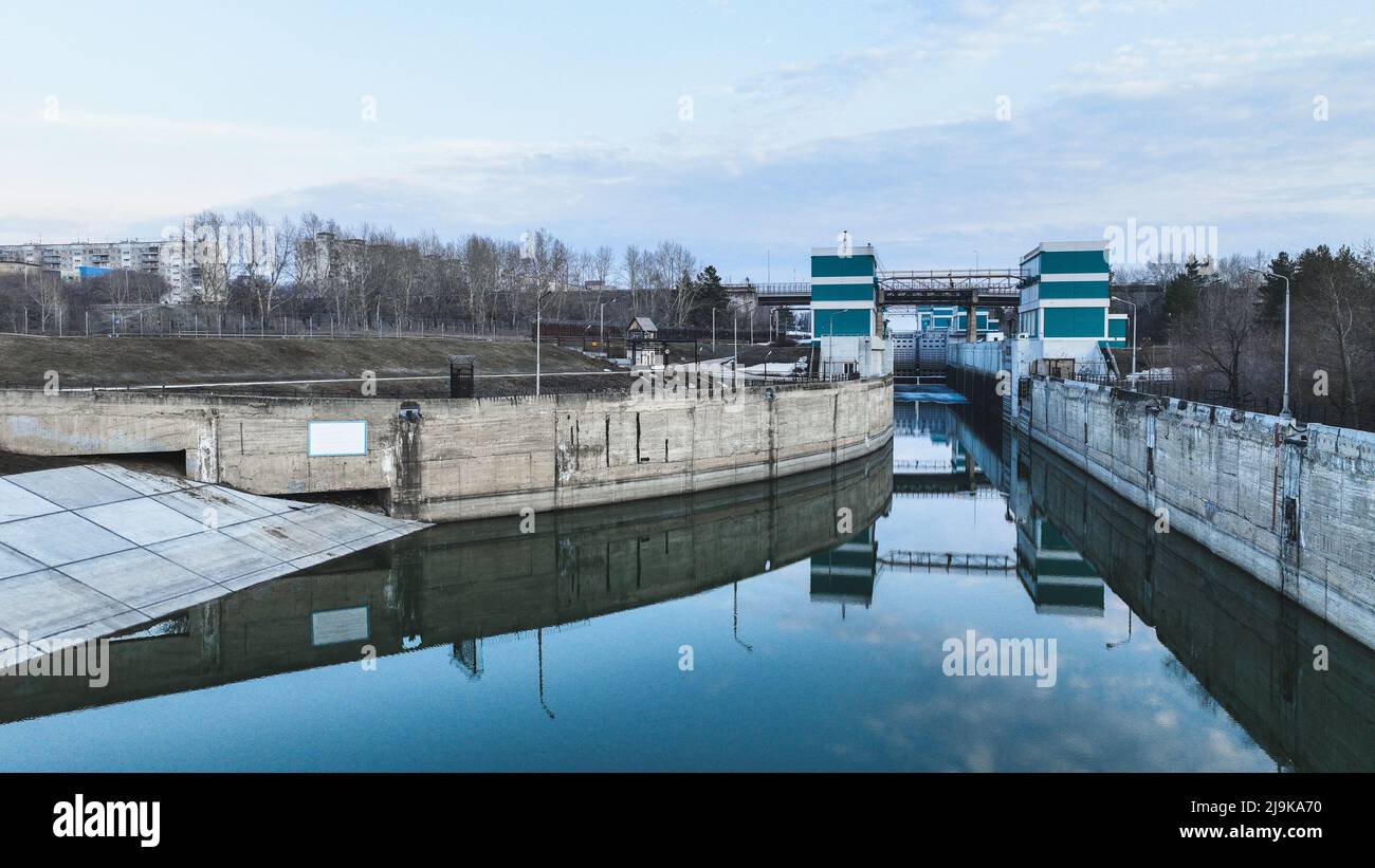 Il gateway di spedizione della centrale idroelettrica. Vista aerea Foto Stock