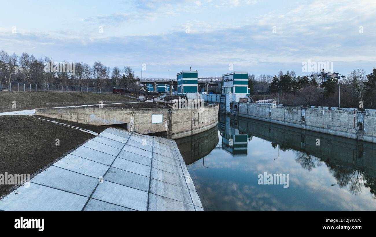 Il gateway di spedizione della centrale idroelettrica. Vista aerea Foto Stock