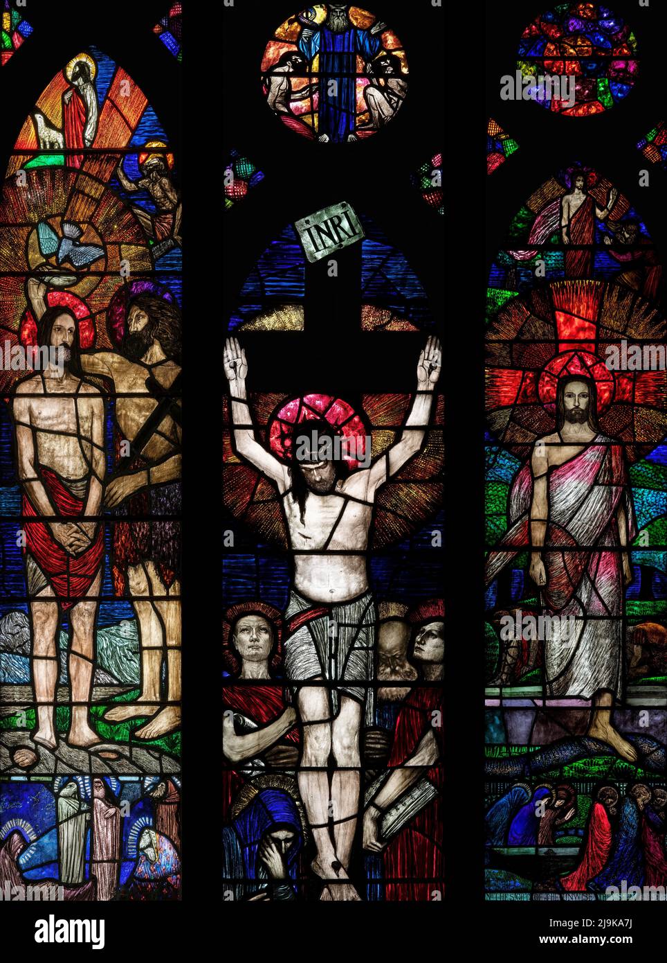 Tre finestre a lancetta combinate per mostrare il Battesimo, la Crocifissione e la Risurrezione di Cristo, Wilhelmina Geddes (1924), Bardsea Church, Cumbria, UK Foto Stock