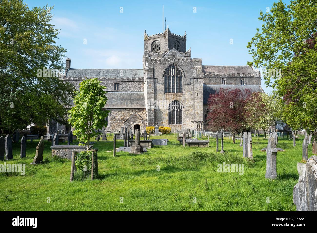 L'imponente chiesa parrocchiale di Santa Maria la Vergine e San Michele (Priorato Cartmel) nel centro del villaggio di Cartmel, Cumbria, Regno Unito Foto Stock