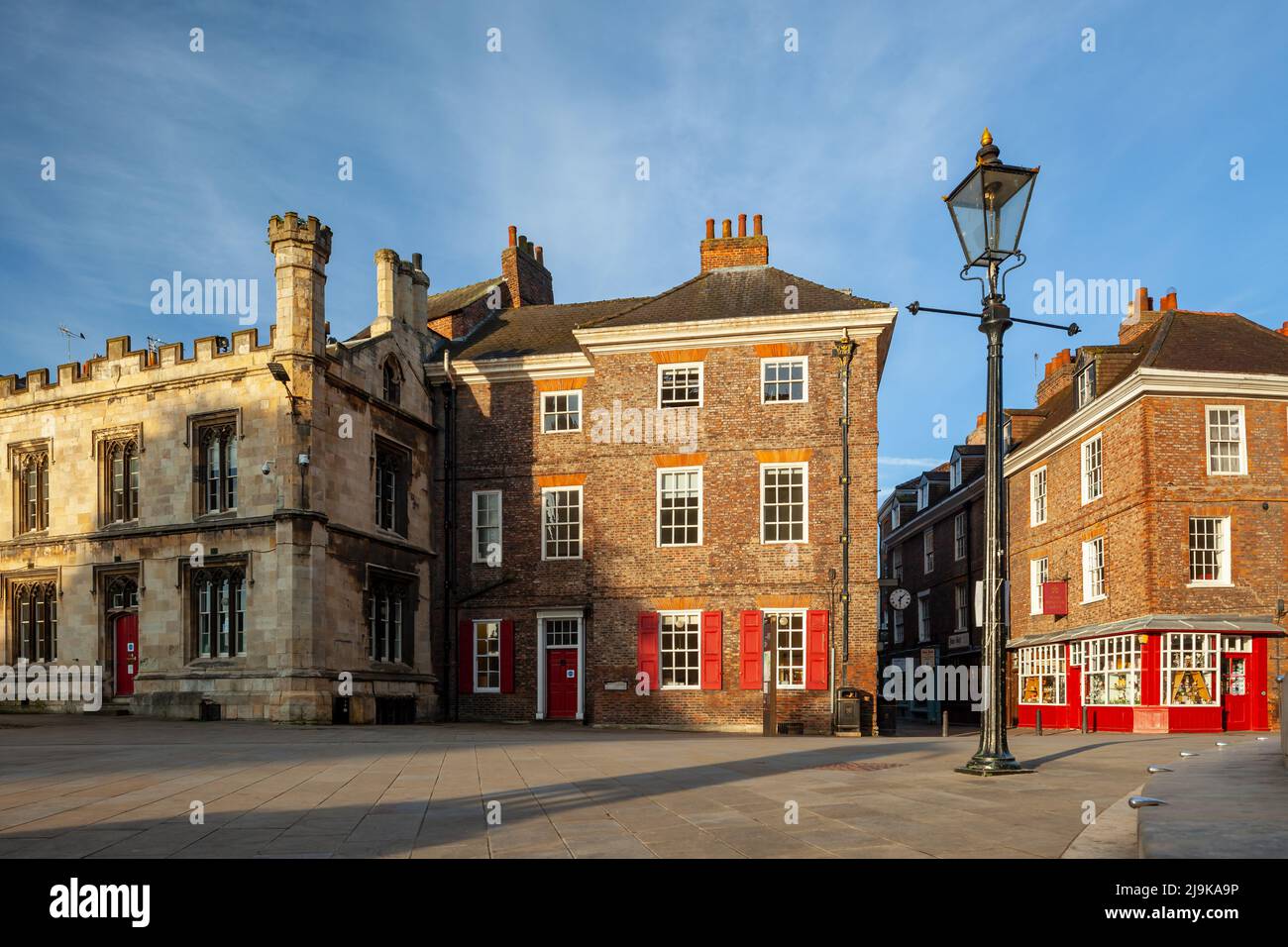 Mattina di primavera a Minster Yard a York, North Yorkshire, Inghilterra. Foto Stock