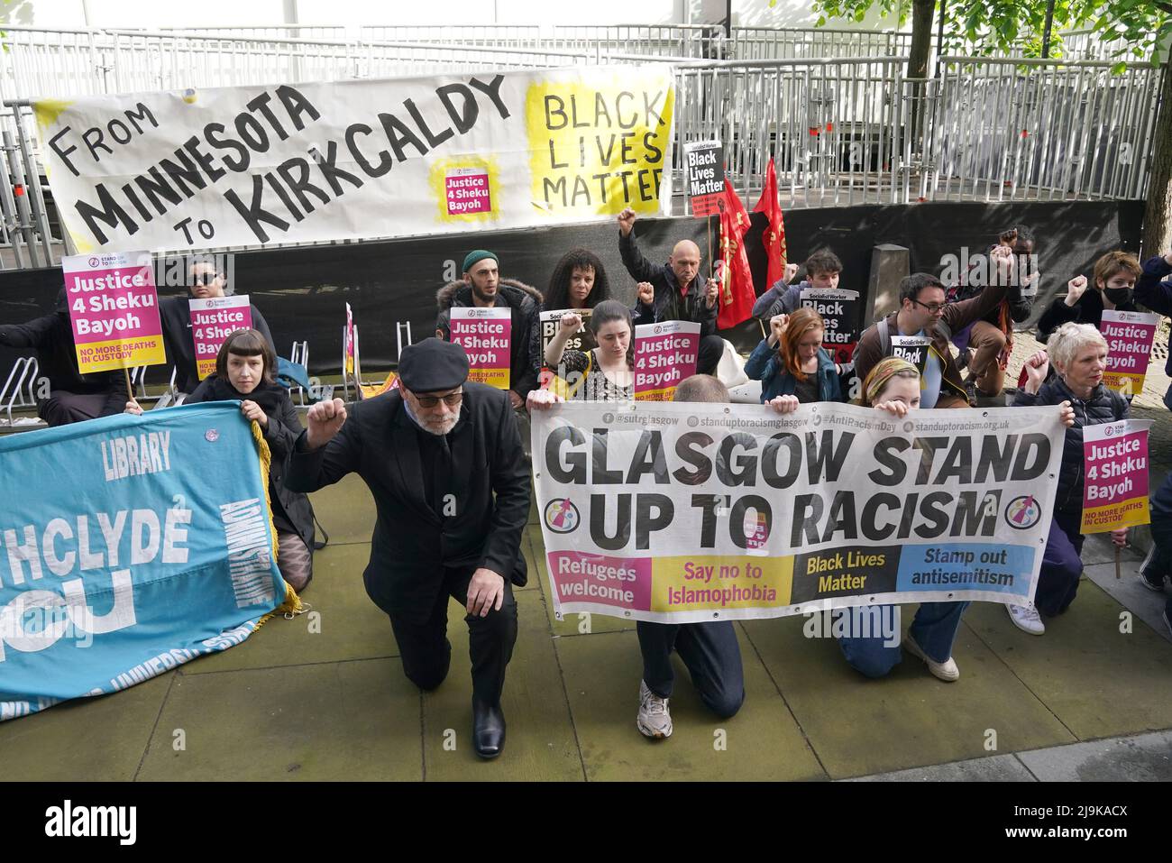Manifestanti e sostenitori della famiglia Bayoh al di fuori della Capital House di Edimburgo per l'inchiesta pubblica sulla morte di Sheku Bayoh. Bayoh morì nel maggio 2015 dopo essere stato trattenuto da ufficiali che rispondevano ad una chiamata a Kirkcaldy, Fife. Data foto: Martedì 24 maggio 2022. Foto Stock