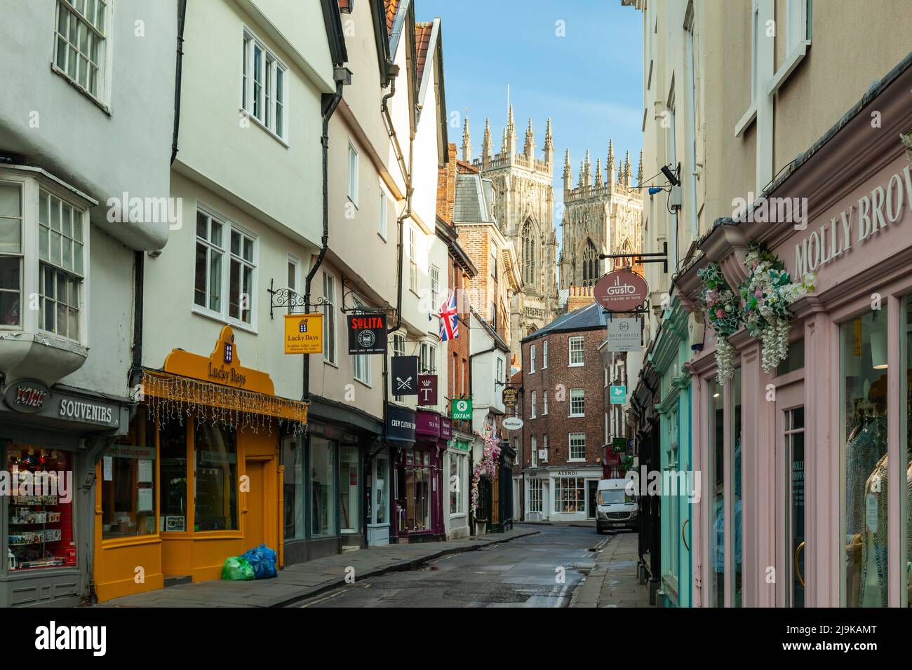 Mattina di primavera a Low Petergate a York, Inghilterra. Foto Stock