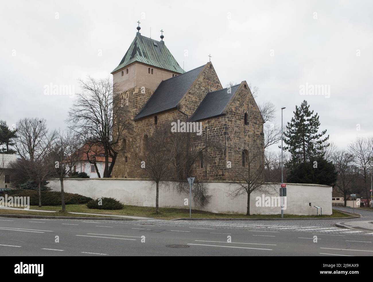 Chiesa romanica di San Bartolomeo (Kostel svatého Bartoloměje) datata dalla prima metà del 13th secolo nel distretto di Kyje a Praga, Repubblica Ceca. Foto Stock