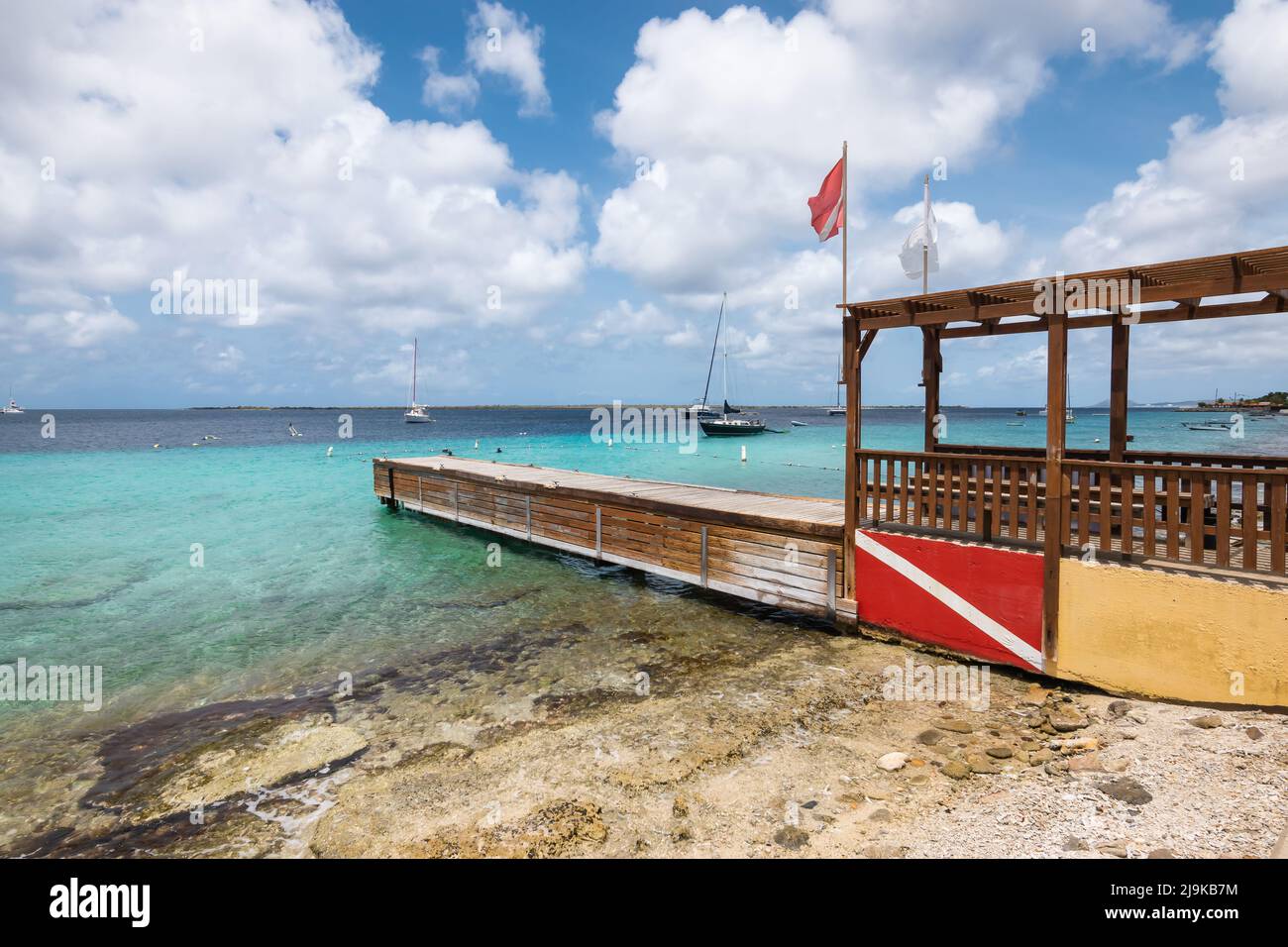 Bandiera del subacqueo al molo di Bonaire, Caraibi. Foto Stock