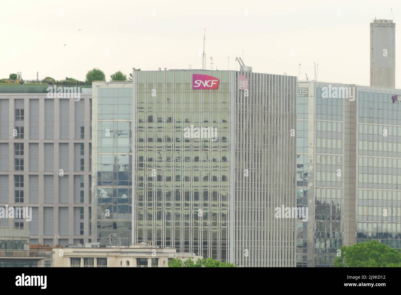Parigi, Francia. Maggio 22. 2022. Costruzione di uffici della compagnia francese di trasporto ferroviario, con simbolo SNCF. Foto Stock