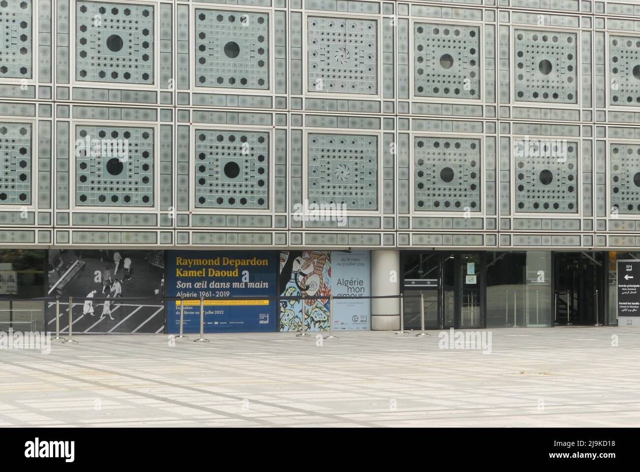 Parigi, Francia. Maggio 22. 2022. Edificio dell'Istituto del mondo arabo. Edificio culturale che riunisce l'arte e la spiritualità del Medio Oriente. Foto Stock