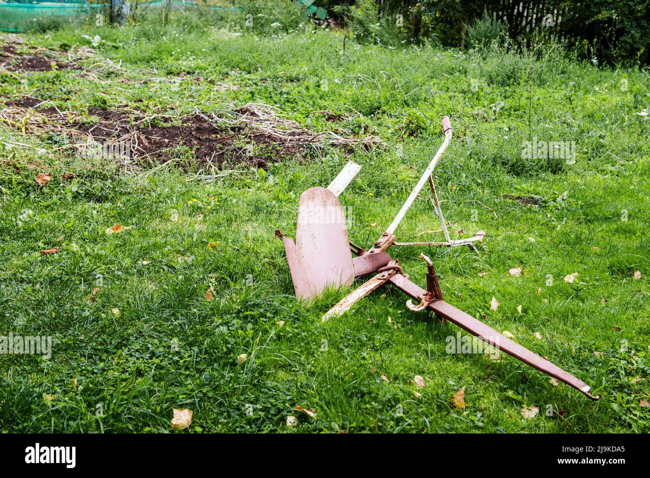 Un aragolato d'epoca a mano e trainato da cavalli. Attrezzo aratro in ferro antico utilizzato in agricoltura per la coltivazione del suolo in preparazione per la semina di semi Foto Stock