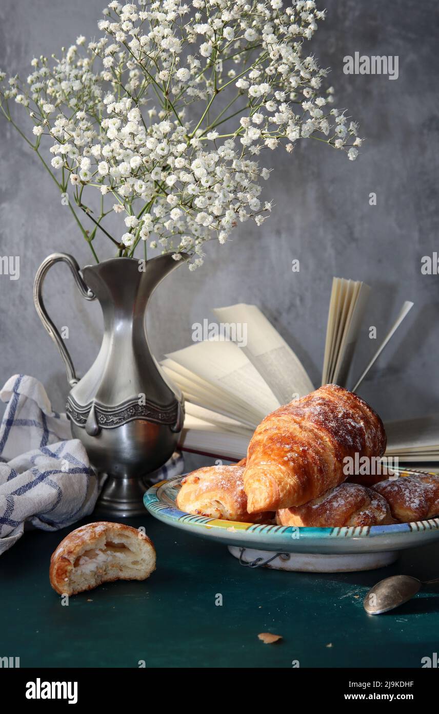 Dolce mattina. Foto ravvicinata di piccoli croissant su un piatto. Cibo ancora vita. Foto Stock